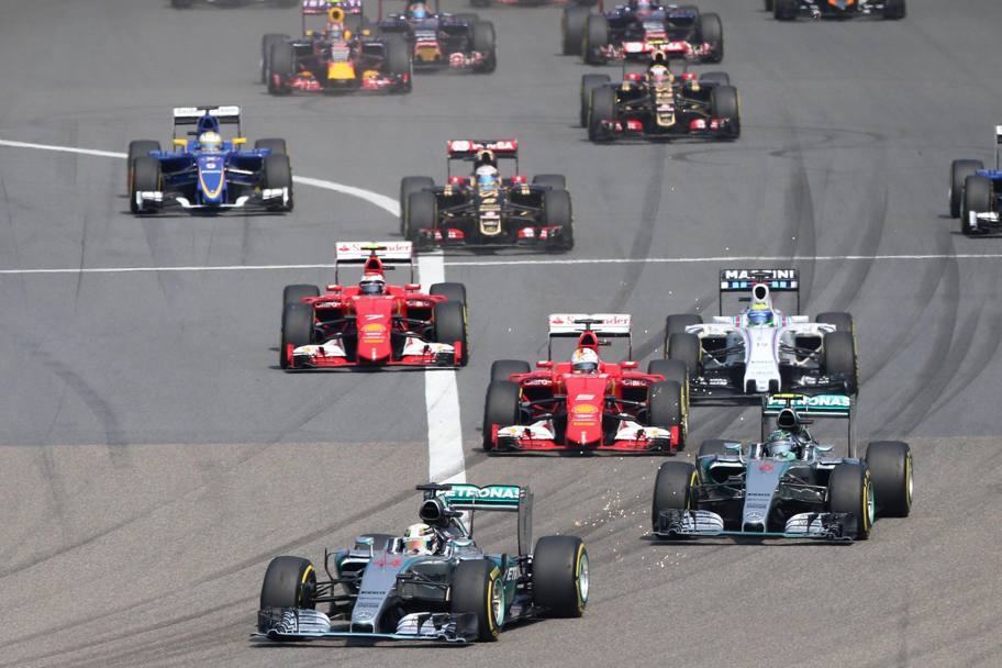 La partenza del GP di Shanghai, con le Mercedes che scattano davanti a tutti. Subito dietro le Ferrari (Epa)
